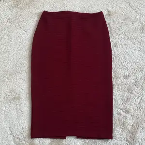 Säljer min kjol som jag använt ett par gånger, kjolen är från Hm i storlek Xs men passar som S och M, den har en slits i baksidan och dragkedja