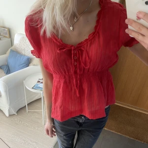 Blus - Såå fin topp/ blus som är helt perfekt nu till våren/ sommaren, storlek L men tycker inte alls den motsvarar det utan den är mer som en s