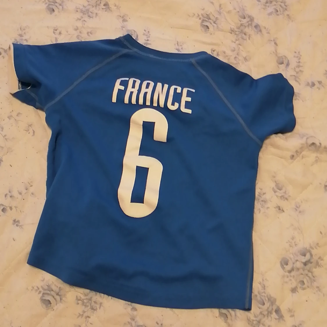 Skorna är 32 i storlek och tröjan för 9 åringar