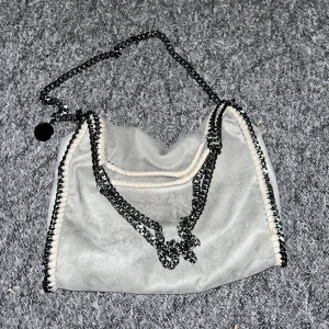 Stella liknande väska - Lägger upp igen pga oseriösa köpare. Säljer min mammas gamla väska. Jätte fin men och liknar jätte mycket stella väskan. Skriv privat för fler bilder!