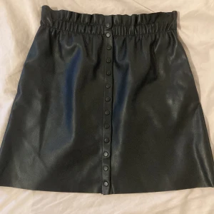 Kjol läder - Svart läderkjol från Zara med knappar