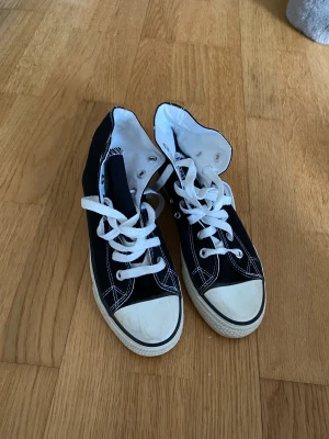 svarta converse - Svarta converse jag köpt här på plick, storlek 37,5 Köpta här på plick