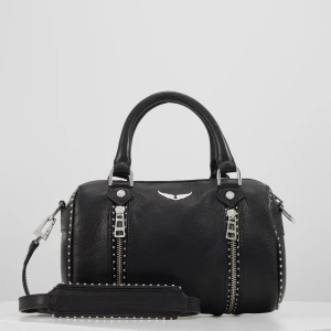 Zadig sunny  - Säljer nu min fina zadig väska, köpt för 4200 tror jag i zadig butiken. ❤️finns kvar tills den är markerad såld!!! Dustbag tillkommer💕