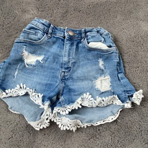  snygga shorts  -  jättesnygga shorts dock så säljer jag för att de har blivit för små