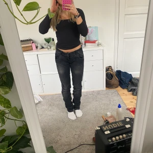 Svarta lågmidjade jeans!!! - Super snygga jeans som är köpta på sellpy för något år sedan!!