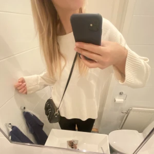 Stickad tröja - Populär stickad tröja från other stories!❤️‍🔥❤️‍🔥Slutsåld på hemsidan! Nypris 800!