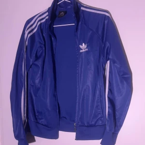 Adidas tracksuit kofta - Liten i storleken skulle ej säga att det är en xl!  Jag hadde sagt att det är en small 