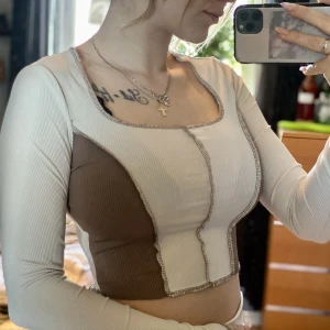 Långärmad  - Supersnygg långärmad med sömdetaljer med härliga bruna färger 🤎