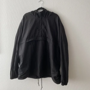 Jacka - Vindjacka / sport jacka från hm med ficka på magen. Fint skick, använd fåtal gånger 