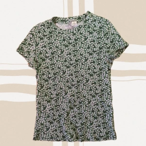 blommig t-shirt - nyskick monki t-shirt! [97% cotton 3% elastick]