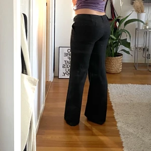 Lågmidjade kostymbyxor - Low waist kostymbyxor med tunna ränder samt dubbla knappar. Köpta för 500kr. Sydda med rosa tråd vid innergylfen men inget som syns vid användning, skriv privat för bild. BRA SKICK TIPS: säljer fler lågmidjade kostymbyxor, kika profilen :) Midjemått: 40,5