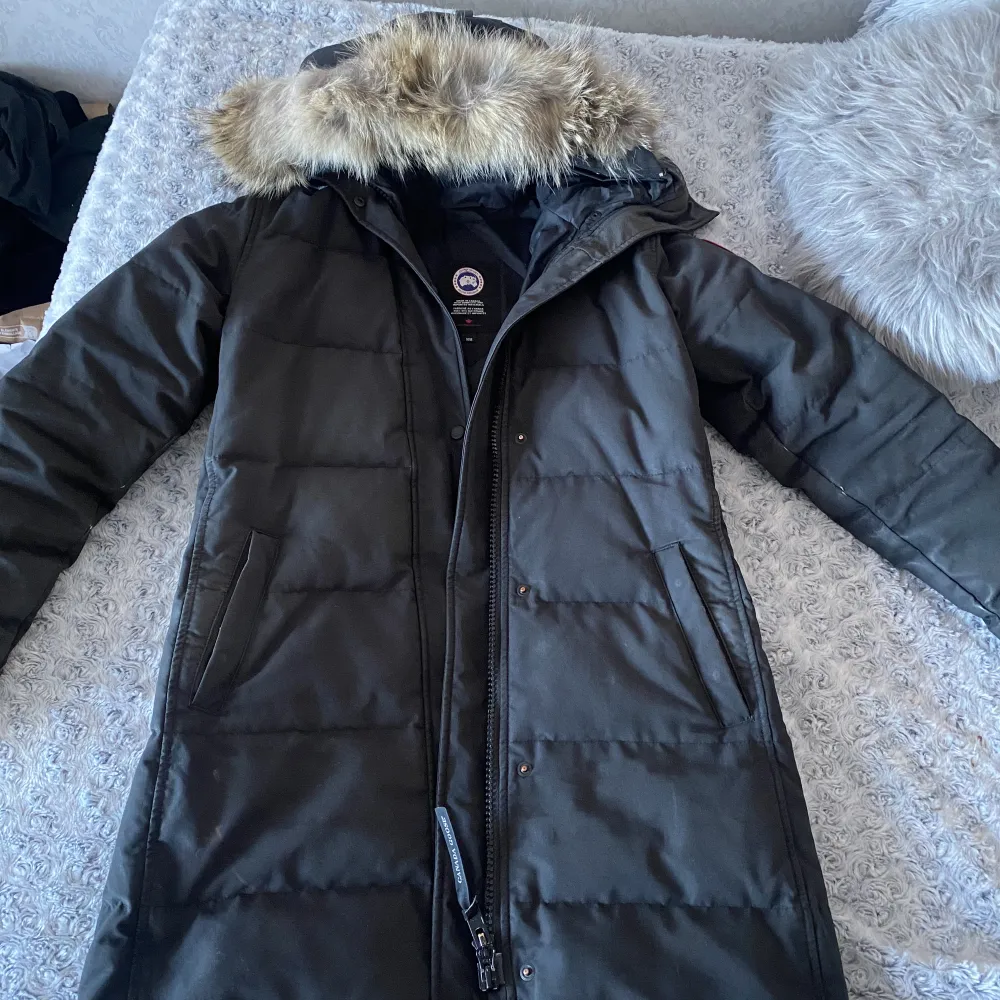 Jag säljer min canada goose jacka. Den är lång och svart. Har använt den denna vinter. Köpte den av en tjej men känner att jag inte kommer att använda den mer. Den är lite sliten längst ner vid armarna annars är det inget fel på den. Pris kan diskuteras. . Jackor.