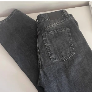 Slutsålda zara jeans - Dom är för små för mig och aldrig använda bara provat, dom är slutsålda och finns inte att få tag på, storlek 40 men passar även 38-36