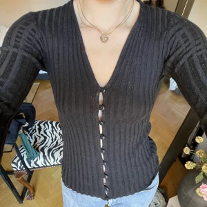 Parisiskt topp - Chic och tidlös topp köpt i Nice på en vintage butik. I bomull lite koftlik och passar både till vardags och mer festliga tillfällen! 