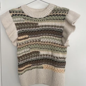 Kortärmad stickad tröja! - Jätte söt topp från zara för våren som är lite kroppad❤️ iprincip oanvänd