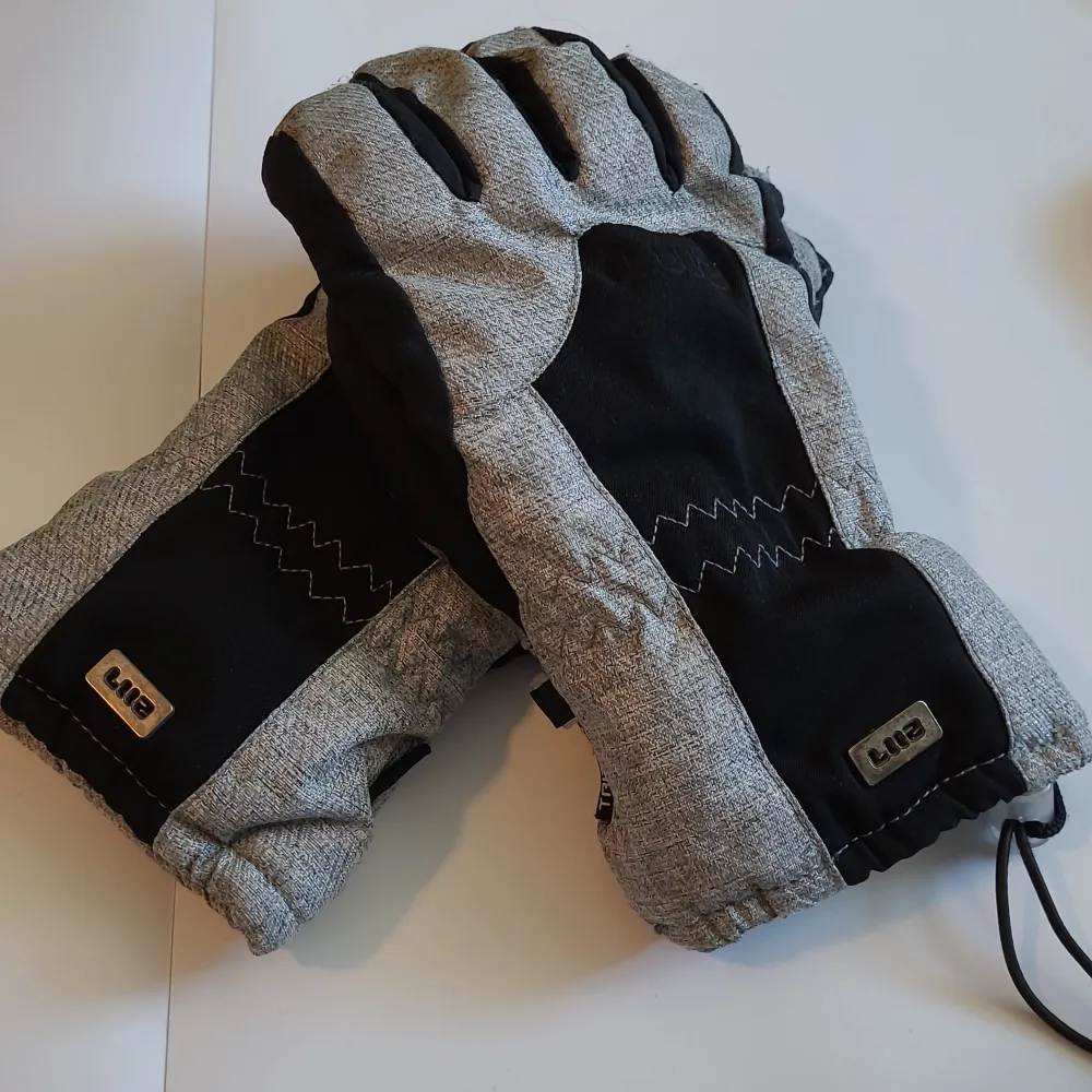 Size 8 lightly used in decent condition gray gloves. Feel free to contact us in Swedish or English. . Accessoarer.