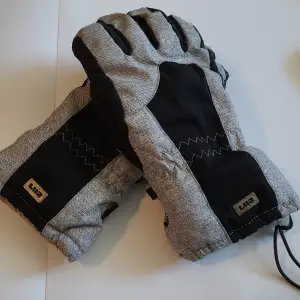 Size 8 lightly used in decent condition gray gloves. Feel free to contact us in Swedish or English. 