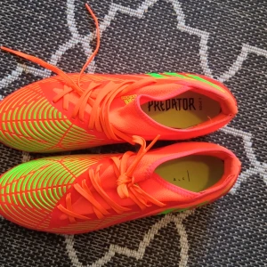 Fotbollskor - Helt nya använda 1 gång slutatde på fotboll storlek 46 kan möttas up någonstan i Stockholm 