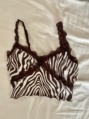 Linne från SHEIN - Gulligt linne med supersöta spetsband jag fått secondhand men bara använt en gång, från början från SHEIN. Storleken är XS men skulle säga att det passar fint på S och M också, jag själv som är M passar bra i det! 🫶