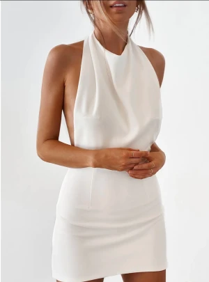 Studentklänning - En så fin klänning jag planerat att ha på min student, men den är TYVÄRR för stor. Då jag beställde den från Australien så är det inte värt att betala frakten som tillkommer vid retur. Skulle säga att den är något stor i storleken. Nypris 1600 kr