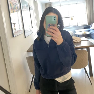 Ziptröja - En fin ziptröja från weekday i strl XS. Färg: marinblå. Köparen står för frakten💙