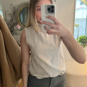 Zara topp - Snygg kortärmad polo tröja från zara i strl S. 