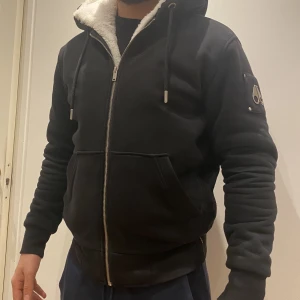 Moose knuckles - Säljer denna Moose nuckles classic bunny. I väldigt bra skick. Storlek M. Pris 3000kr. Kan diskuteras vid snabb affär. Om det önskas så kan jag även leta fram kvittot från Johnells!