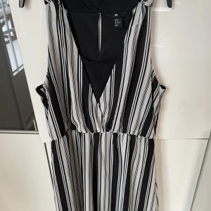 Festklänning svart och vit  - Festklänning svart och vit. Hm. 42