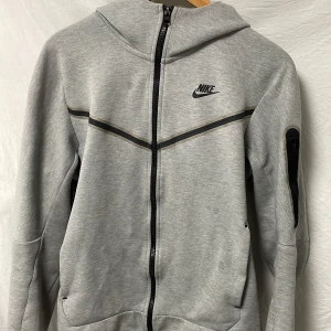 Nike Tech Fleece  - Stilren huvtröja som har bra hållbarhet.