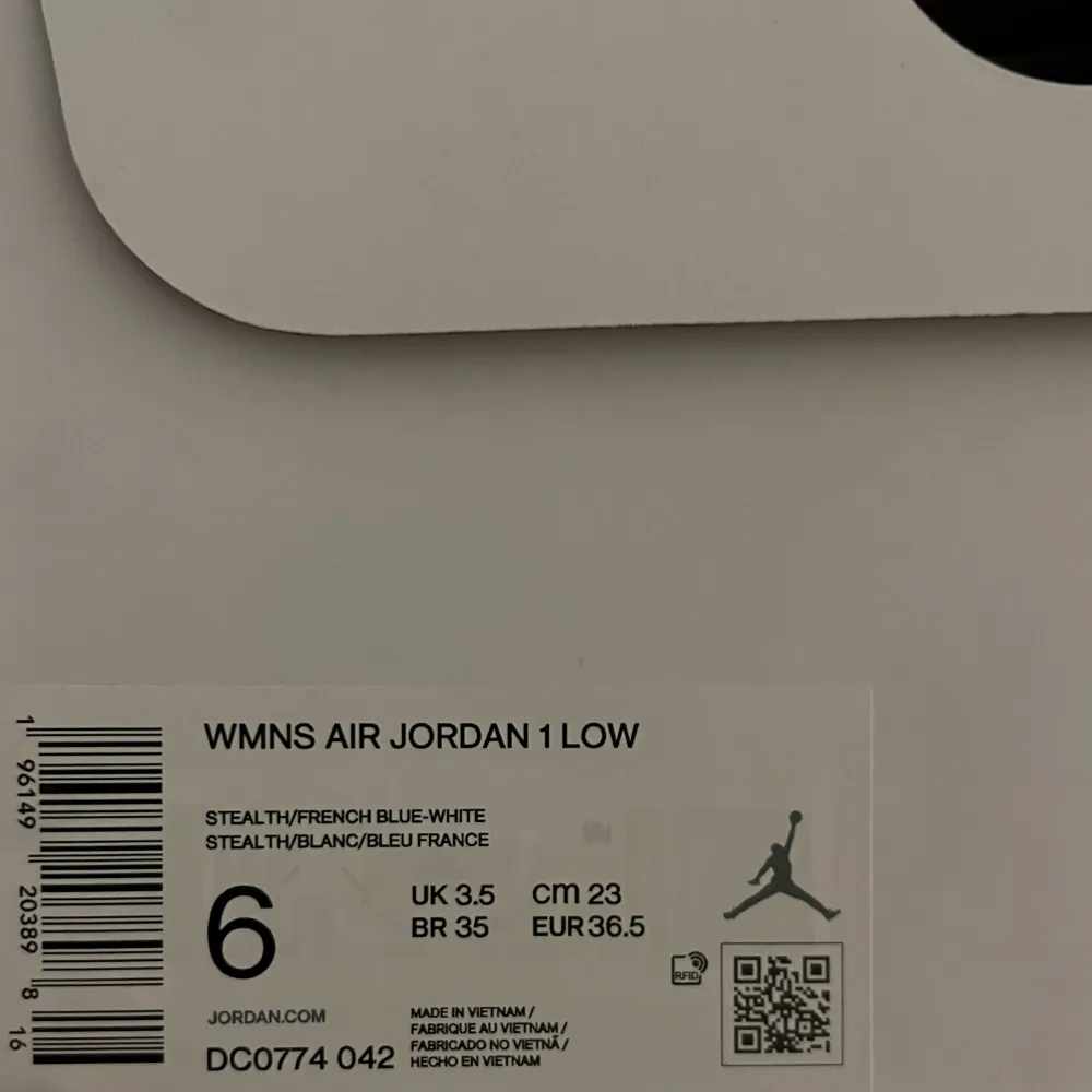 Använda sparsamt. Nike Air Jordan 1 Low, i storlek 36,5. Finns kvittot kvar.. Skor.