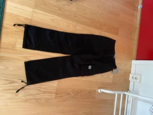 Carhartt byxor - Säljer ett par carhartt byxor som jag aldrig har använt! Pris 400 kr men du kan lägga bud! Passar till både man och kvinna 