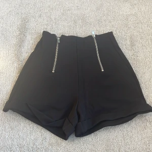 Shorts  - Korta shorts i storlek 34