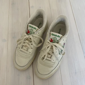 Reebok Club C 85 Vintage  - Snygga vintage inspirerade sneakers, som är använda en gång. Köparen står för frakten. 