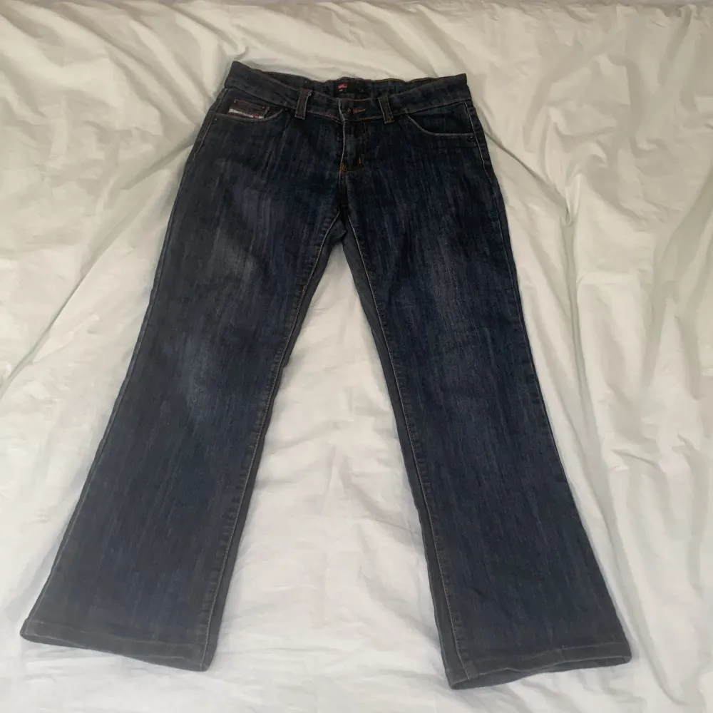 Lite flared diesel jeans. Midjemått: 40cm rakt över. Innerbenslmått: ungefär 72cm . Jeans & Byxor.