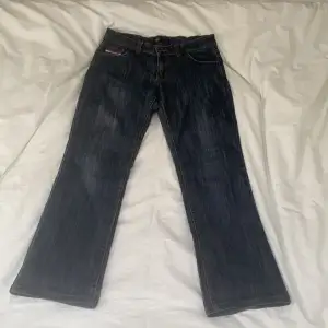 Lite flared diesel jeans. Midjemått: 40cm rakt över. Innerbenslmått: ungefär 72cm 