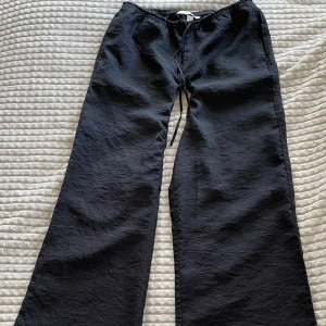 lågmidjade linne byxor  - jag säljer ett par lågmidjade linnebyxor pga att dom var för tajta i låren för mig. dom är väldigt snygga och är i storlek XS. 🫶🏼