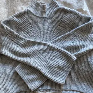 Jättefin grå stickad tröja ifrån ginatricot! Ärmarna är lite större och Halsen är lite högre vilket jag älskar! Storlek xs, den är använd fåtal gånger!