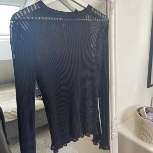 Trendig ribbad tröja från zara - Säljer pågrund av att den är förstor, nästan helt ny har använt den 2-3 gånger. Storlek L men passar som M!🤍