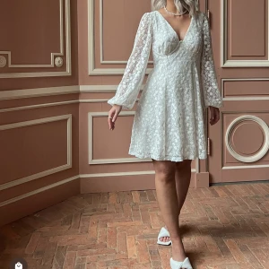 Studentklänning - Råka köpa två i 36 så ska behålla en och retunera den andra. Köpte också 38! Tänkte kolla här om någon är intresserad innan jag retunerar! Slutsåld på hemsidan. Uppskattar snabba affärer💗⭐️