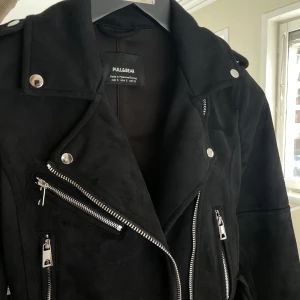 Kroppad mocka jacka  - Kroppad mocka jacka från pull & bear. Använd ett fåtal gånger 