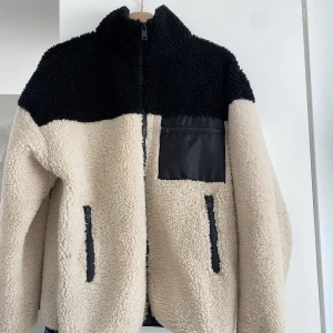 Fluffig jacka!  - Fluffig jacka i skönt material. Använd ett enstaka gånger, så i bra skick! storlek xs men stor i storleken.