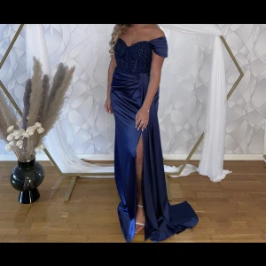 Långklänning - Säljer denna klänning som jag endast haft en gång på mig.  Storlek 36-38 Pris kan diskuteras vid snabb affär 