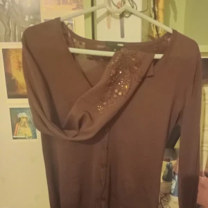 söt brun vintage kofta/blus 🦇🌞 - söt brun vintage kofta/blus 🦇🌞 fina detaljer på ärmarna och baksidan. urringad och i liten i storleken.