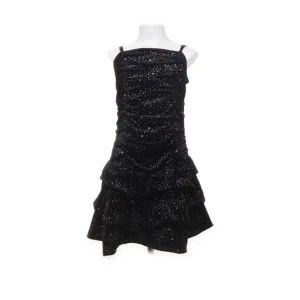 Maje liknande klänning - En super fin klänning som liknar den från maje (bara 2550 kr billigare)kr, om inte finare till och med. Är super stretchig och den har band men går att vika in eller klippa av om man inte vill ha. Stjärnor på Fråga om fler bilder. Är  stl 152 men typ xs/s