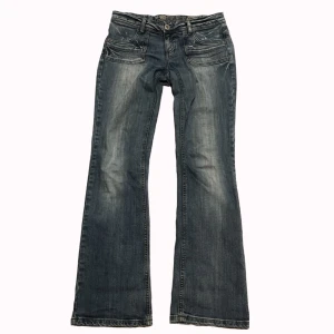 Lågmidjade y2k bootcut jeans - Lågmidjade y2k bootcut jeans! Midjemåttet: 40,5cm tvärsöver Innerbenslängden: 82cm PS; Kolla igenom mitt konto ni kommer hitta många y2k och vintage plagg 
