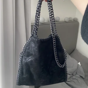 Stella McCartney Väska  - Trendig Stella McCartney liknande väska!💕