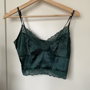 Croptop silke - Croptop från shein. Den har en dragkedja på sidan. Ej använd så i nyskick :) 