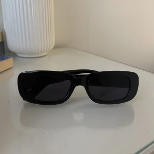 Två glasögon  - Säljer dessa glasögon för 70kr 