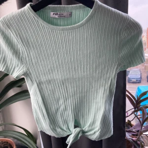 Mintgrön topp - Snygg mintgrön topp perfekt till sommaren. Skönt stretchigt material. 