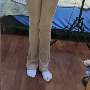 Ett bar fina utsvängda byxor  - Ett par jätte fina byxor som är utåt svängda i färgen beige har änvänt dom 1-3 gånger dom är jätte bekväma!!